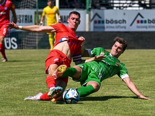 Trotz enormer Hitze lieferten sich Austrias Stefano Surdanovic und Kiels Philipp Sander heiße Zweikämpfe im Mittelfeld. gepa