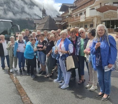 Über 100 Teilnehmerinnen und Teilnehmer waren gespannt, wohin denn die Reise des Pensionistenverbandes Schruns führt. pvö schruns