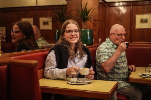 Valentina gönnt sich am Vormittag einen Kaffee. Knapp die Hälfte der Befragten genießen mehrmals täglich eine Tasse des Muntermachers.   VN/Steurer