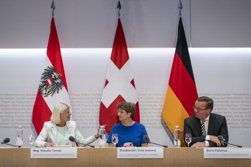 Verteidigungsministerin Tanner und ihre Amtskollegen aus der Schweiz und Deutschland, Amherd und Pistorius, in Bern.  apa/Keystone