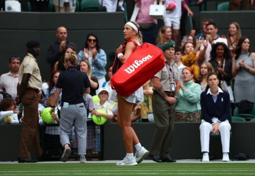 Verwunderter Blick von Asarenka über die Buhrufe beim Verlassen des Platzes. Reuters
