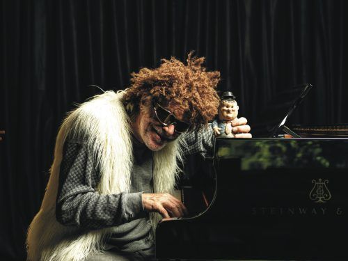 VN-Abonnent:innen erhalten beim Poolbar Festival jeden Samstag 20 % Ermäßigung an der Abendkasse – am 29. Juli gastiert Helge Schneider in Feldkirch. gymnasm