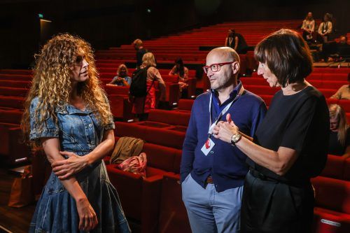 Volksoper-Direktorin Lotte de Beer, Residenzdirigent Enrique Mazzola und Intendantin Elisabeth Sobotka. VN/ Steurer (2)