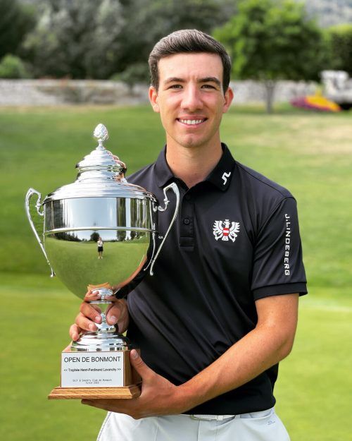 Voller Stolz präsentiert Michael Rauscher den Siegerpokal. VN