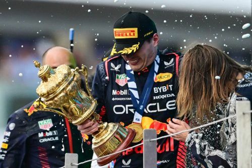 Von der Champagnerdusche für Sieger Max Verstappen blieb auch Lucy Frazer, die britische Ministerin für Kultur, Medien und Sport, nicht verschont. apa