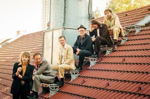 Voodoo Jürgens (links) kommt mit seiner Band Ansa Panier ins Ländle und sorgt für einen tollen Abschluss bei der Veranstaltungsreihe „Open Air am Marktplatz“. Voodoo Jürgens/Florian Lehner