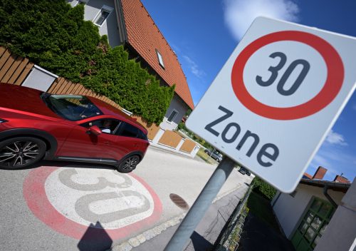 Vorstoß zur Temporeduktion im Ortsgebiet: Das Verkehrsministerium hat den Gesetzesvorschlag der ÖVP übermittelt. APA/Schlager