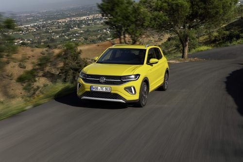 VW spendiert dem T-Cross ein Facelift. Er erhält optische und technische Auffrischungen. Zu den Händlern rollt der seit 2019 angebotene Crossover Anfang 2024. Äußerlich erkennt man den überarbeiteten, nun 4,14 Meter langen T-Cross u. a. an geänderten Stoßfängern und neuer Lichtgrafik. LED-Scheinwerfer und ein digitales Cockpit sind nun serienmäßig. Weitgehend unverändert bleibt das Motorenangebot.
