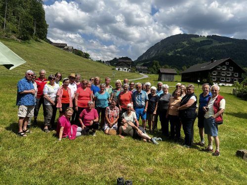Wanderer und Nichtwanderer in Bizau.  50plus Lustenau