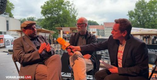 Warum Maschek sich überlegen, Roberto Kalin zu ­synchronisieren, erzählten sie im V-LIVE-Interview.