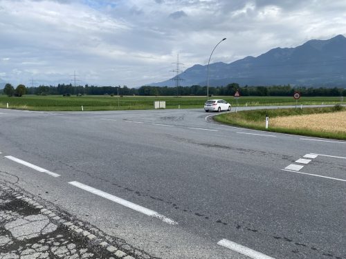 Weil an der Kreuzung immer wieder folgenschwere Unfälle passieren, soll diese durch einen Kreisverkehr entschärft werden.