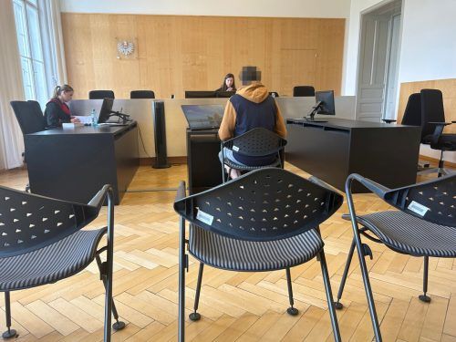 Weil der Angeklagte bei der letzten Verhandlung eingeschlafen war, musste sie neu durchgeführt werden. vn/gs