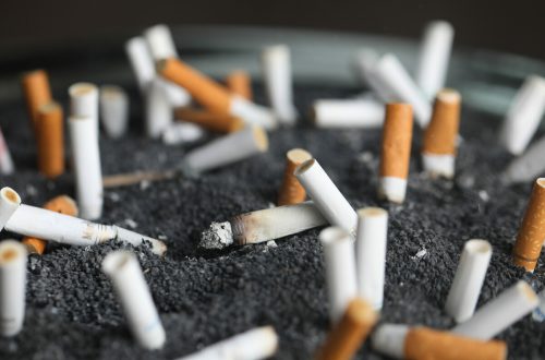 Weltweit geht der Anteil der Raucher zurück.   ap