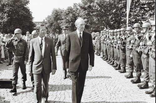 Wie jedes Jahr besuchte auch der österreichische Bundespräsident die Eröffnung der Bregenzer Festspiele. Kurt Waldheim und Verteidigungsminister Helmut Krünes (links) schritten die Garde des Bundesheeres ab. Rudolf Zündel (Vorarlberger Nachrichten), Vorarlberger Landesbibliothek