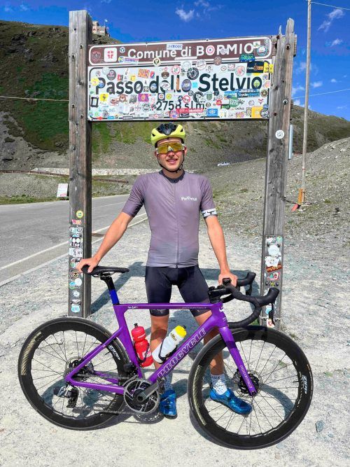 Wieder ein Alpenpass geschafft: Leon Pauger auf dem Stilfserjoch. VN