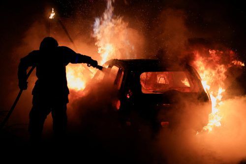 Wieder wurden Autos in Brand gesteckt, jedoch weniger als in den Vornächten. ap