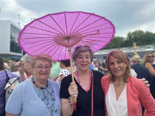 Wir kommen aus Tradition jedes Jahr zu der Eröffnungsfeier. Überall sind schöne Leute. Wir wollen aber auch die vielen Politikerinnen und Politiker sehen. Es sind das ganze Flair und die Atmosphäre, die dieses Event so besonders machen. Monika Kersch mit ihren Freundinnen Doris und Anjasabine Drobez (Bregenz)