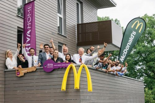 Wohnungsübergabe in Lustenau mit den Mitarbeitern sowie Loek und Annette Versluis und Wilfried Hefel (Riva home).  mcd/Mathis