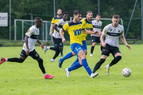 Wolfurts Valerio Petrovic im Laufduell mit Juniors-Spieler Maksym Potopalskyi (rechts). Rhomberg