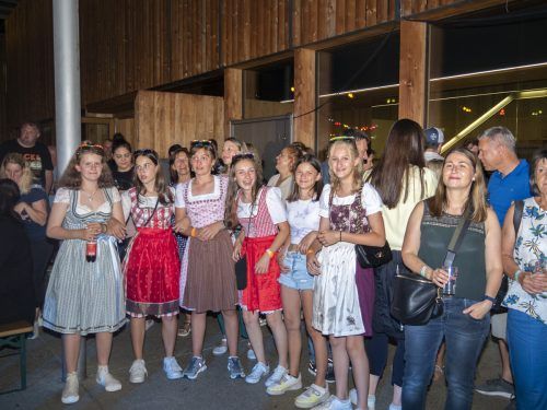 Zahlreiche Besucherinnen und Besucher kamen in Tracht. hab