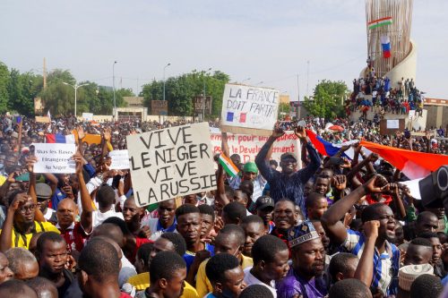 Zahlreiche Nigrer unterstützten den Umsturz. In Niamey schwenkten viele russische Fahnen. reuters