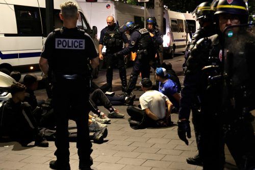 Zehntausende Polizisten sind im Land im Einsatz. ap