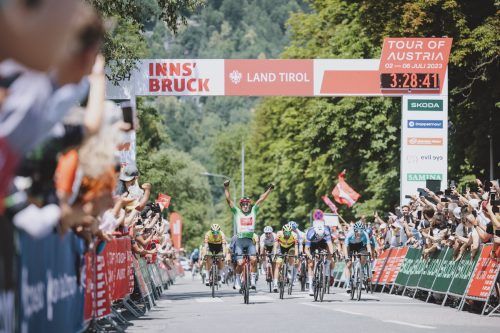 Zielankunft in Innsbruck mit dem Etappensieger Jhonatan Manuel Narvaez Prado (im grünen Trikot). apa