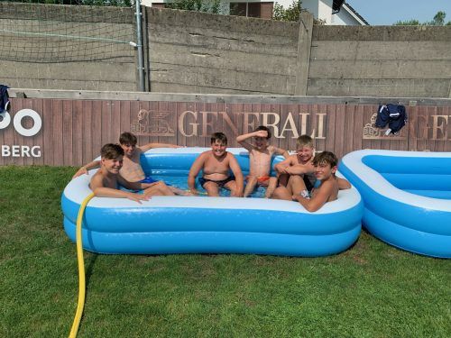 Zum Wochenauftakt war im Camp mehr Wasserspaß als Fußball angesagt. cth (3)