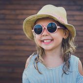 Guter Sonnenschutz ist für Kinderaugen Pflicht