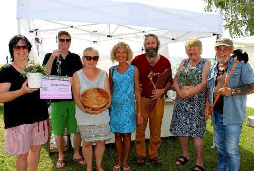 Zusammen mit langjährigen Marktständlern freut sich Organisatorin Bettina Güttinger (r.) von der Töpferei B. Güttinger aus Isny auf den „Kunst-Handwerker-Markt“ in der Bodenseegemeinde Hard.  bms