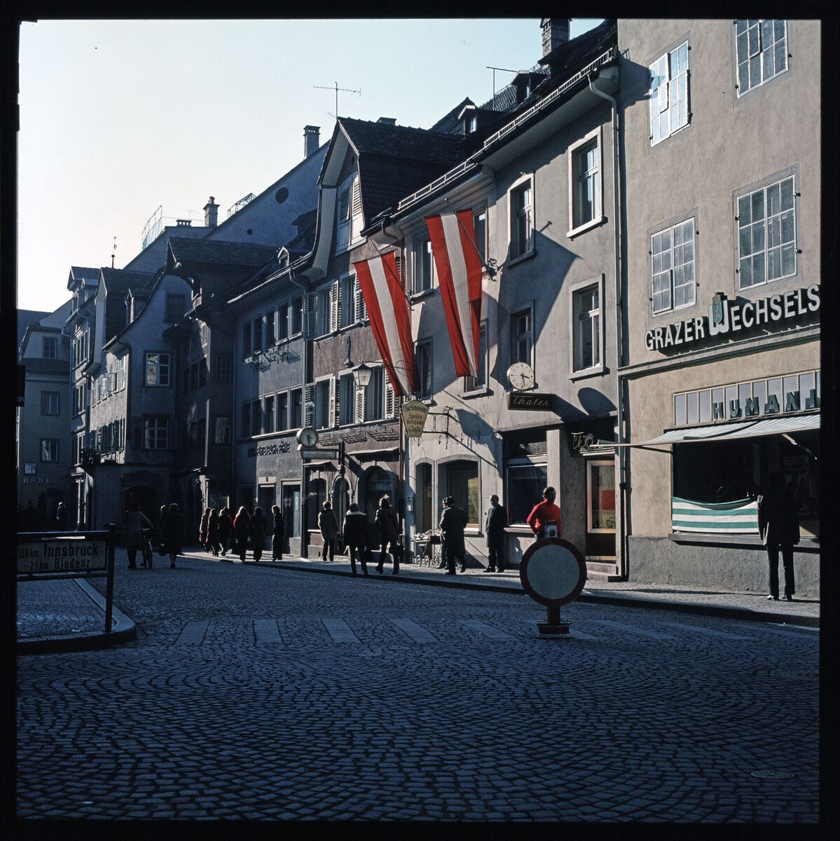 1978 wurde die Schmiedgasse durch eine umfassende Sanierung zu einer „richtigen“ Fußgängerzone. Karl Ziegenfuss, der Obmann der Feldkircher Werbegemeinschaft, äußerte in seiner Ansprache den Wunsch, dass Feldkirch wieder zu dem werden sollte, was es im Mittelalter war, nämlich eine blühende Handelsstadt. Helmut Klapper, Rudolf Zündel (VN), Vorarlberger Landesbibliothek