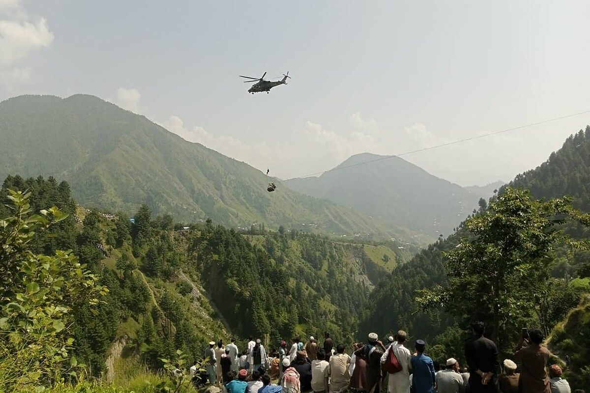 Acht Jugendliche und Erwachsene wurden in Pakistan aus einer Gondel in 350 Meter Höhe gerettet, die über 12 Stunden nur an einem Seil hing. afp