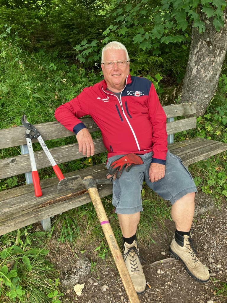 Als Wegepate hat Karl-Heinz Dobler seine Arbeitsutensilien in den Bergen immer dabei.