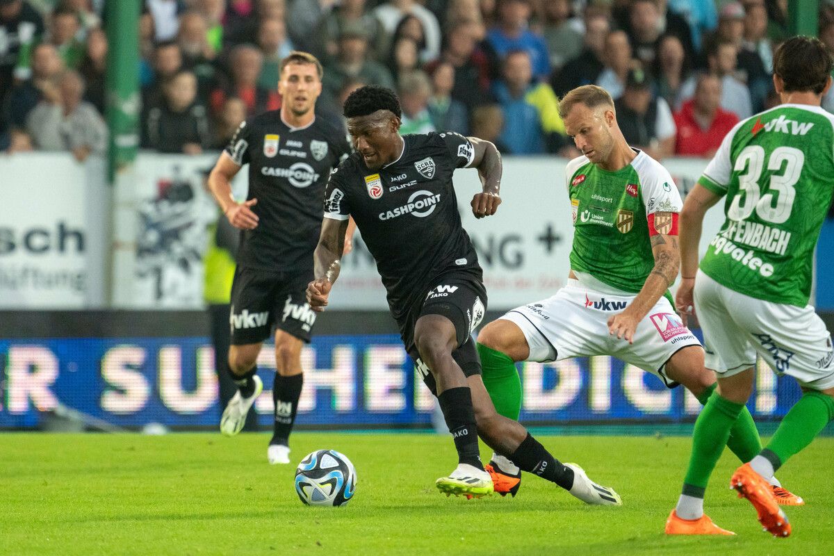 Altachs Gustavo Santos drückte dem Derby seinen Stempel auf. Der 27-Jährige war beim 3:0-Sieg des SCRA im Lustenauer Reichshofstadion der auffälligste Akteur am Platz. apa
