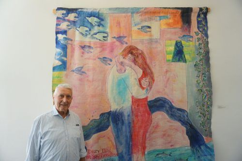 Alwin Rohner vor einem Werk von Jeannette Frei. HAPF