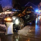 Alkolenker schrammt über Verkehrsinsel