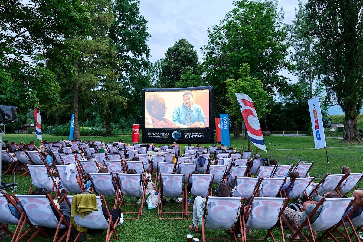 Am Spielplatz Wiesenrain ist stilles Kino angesagt.Gde