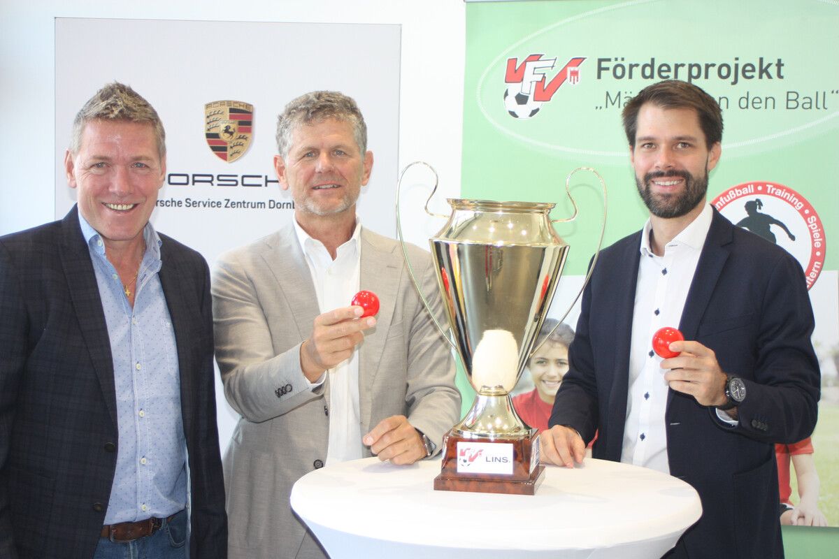 Anlässlich der Cupauslosung wurde der neue Sponsor vorgestellt, v. l.: VFV-Geschäftsführer Horst Elsner, VFV-Präsident Horst Lumper und Hannes Wölfl, Geschäftsführer Autohaus Rudi Lins Dornbirn.Knobel