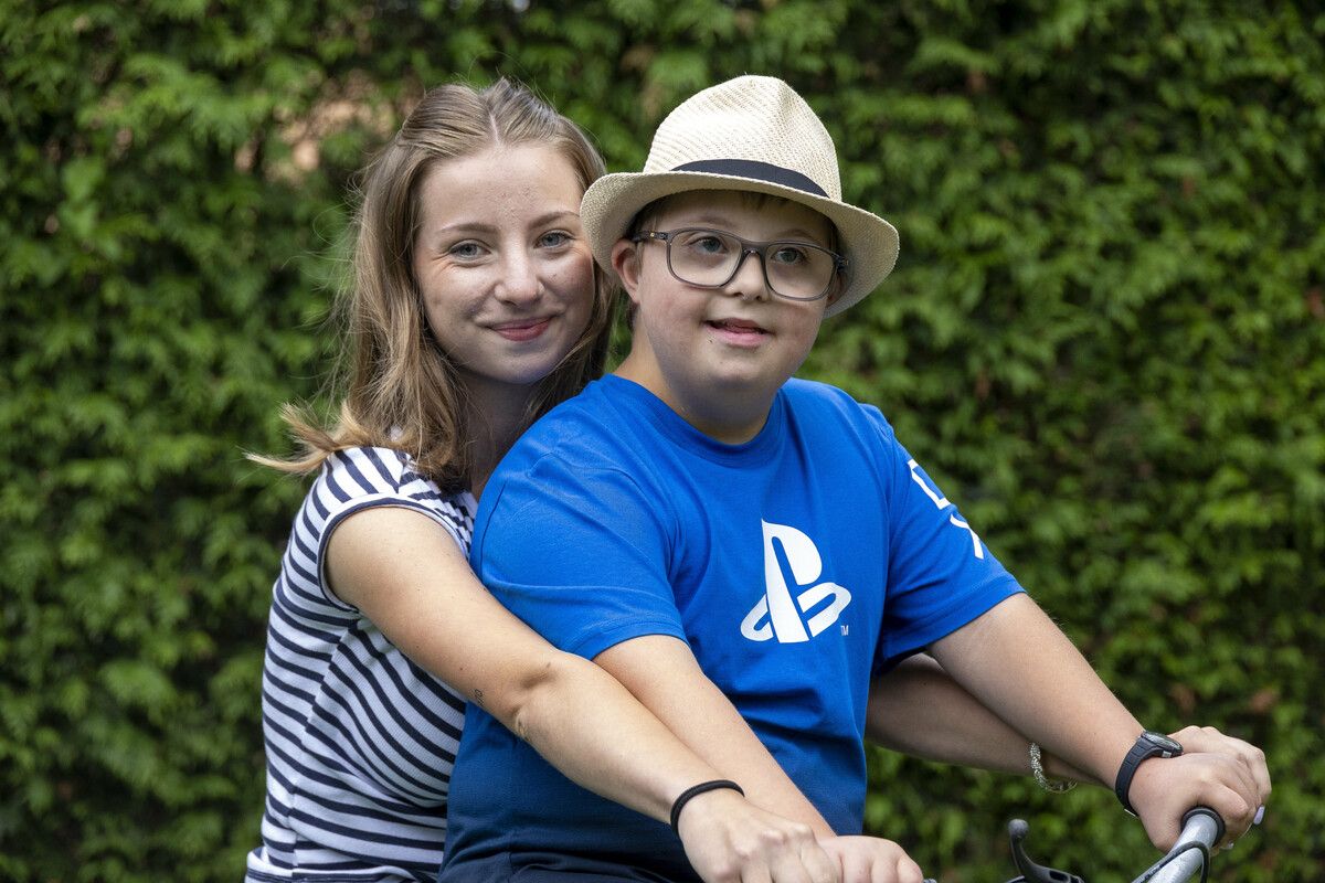 Anna mit ihrem Lieblingsmenschen, ihrem Bruder Livio. VN/Paulitsch