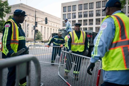 Arbeiter bauen Absperrungen vor dem Gerichtsgebäude in Washington D.C. auf.  AFP, Reuters