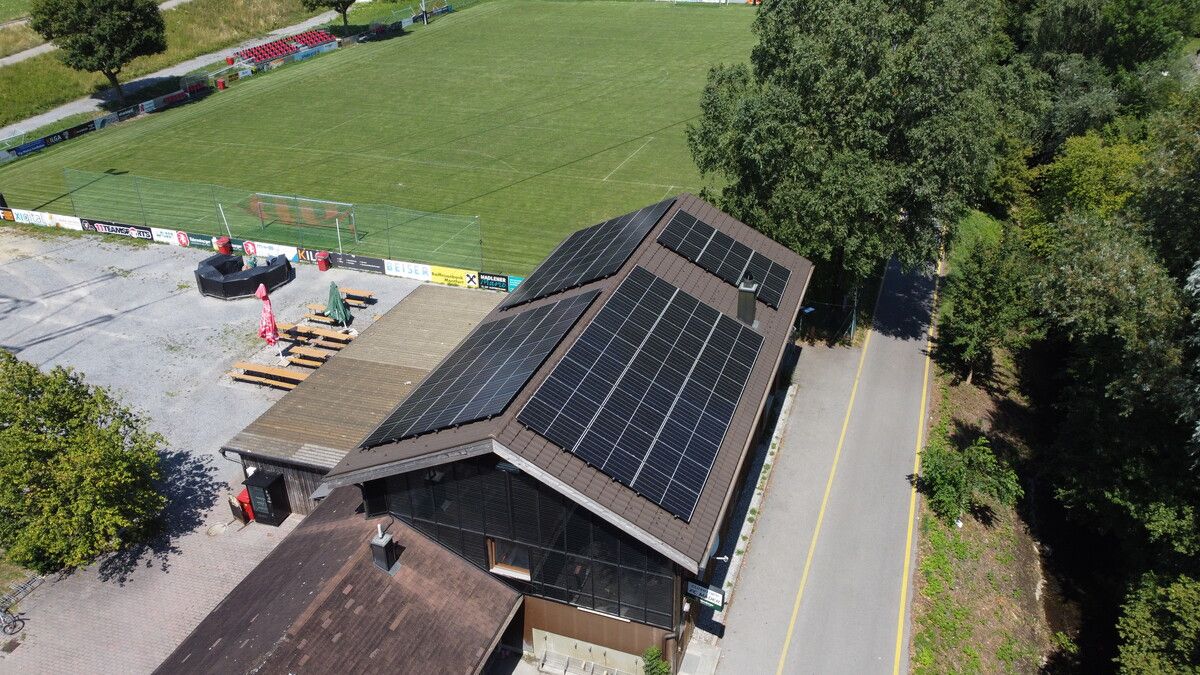 Auch beim Fußballplatz in Mäder wurde eine neue Photovoltaik-Anlage installiert.Gemeinde