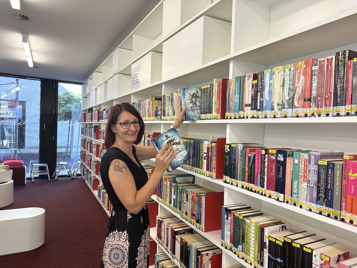 Auch das Einräumen und Alphabetisieren der Bücher gehört zur Bibliotheksarbeit.BI