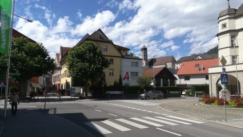 Auf dem Dach des Apotheken-Gebäudes (gelb) wäre auf der linksseitigen Dachschräge eine PV-Anlage geplant gewesen. fritsche