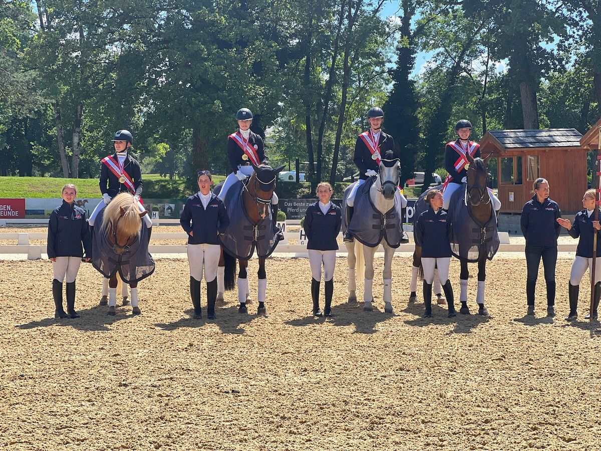 Auf den Pferden sitzt das Siegerteam von Vorarlberg 1 (von links): Leonie Winsauer, Hannah Berchtold, Fabian Hofer, Nina Oksakowski. Stehend, von links das Team 2 und 3: Laura Hinteregger, Melissa Einspieler, Linda Widmer, Madlen Hagen, Lisi Monz und Helena Galler.VN