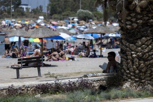 Auf der Insel Paros wurden Strandliegen entfernt. Drei Bars mussten schließen. AP