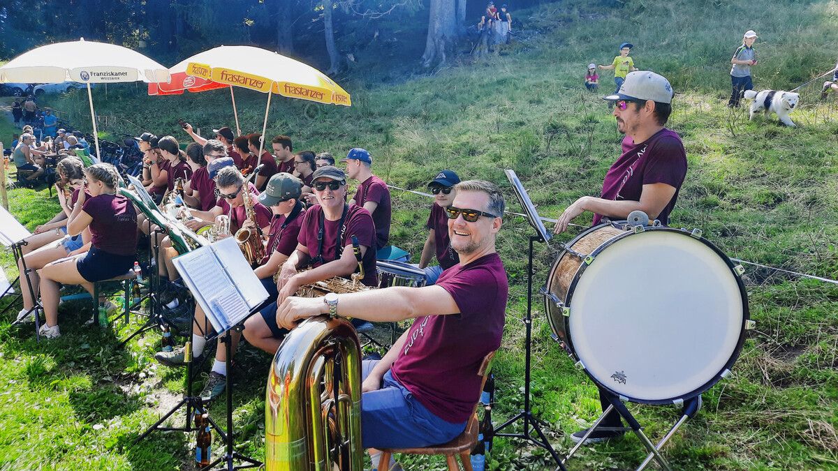 Auf der Skihütte Bazora sorgte der Musikverein für beste Unterhaltung.r. decker