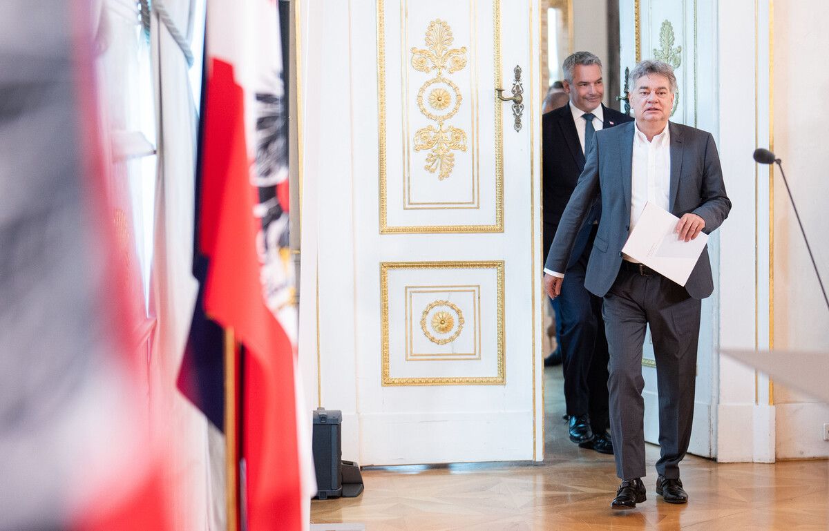 Auf Druck von SPÖ und FPÖ haben Nehammer und Kogler sich unter anderem selbst eine Nulllohnrunde verordnet.apa