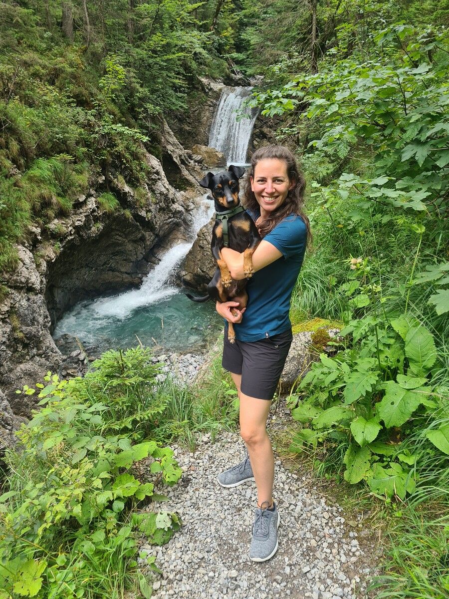 Beck findet Ausgleich und Inspiration in der Natur, dabei wird sie stets von ihrem Hund Diego begleitet.