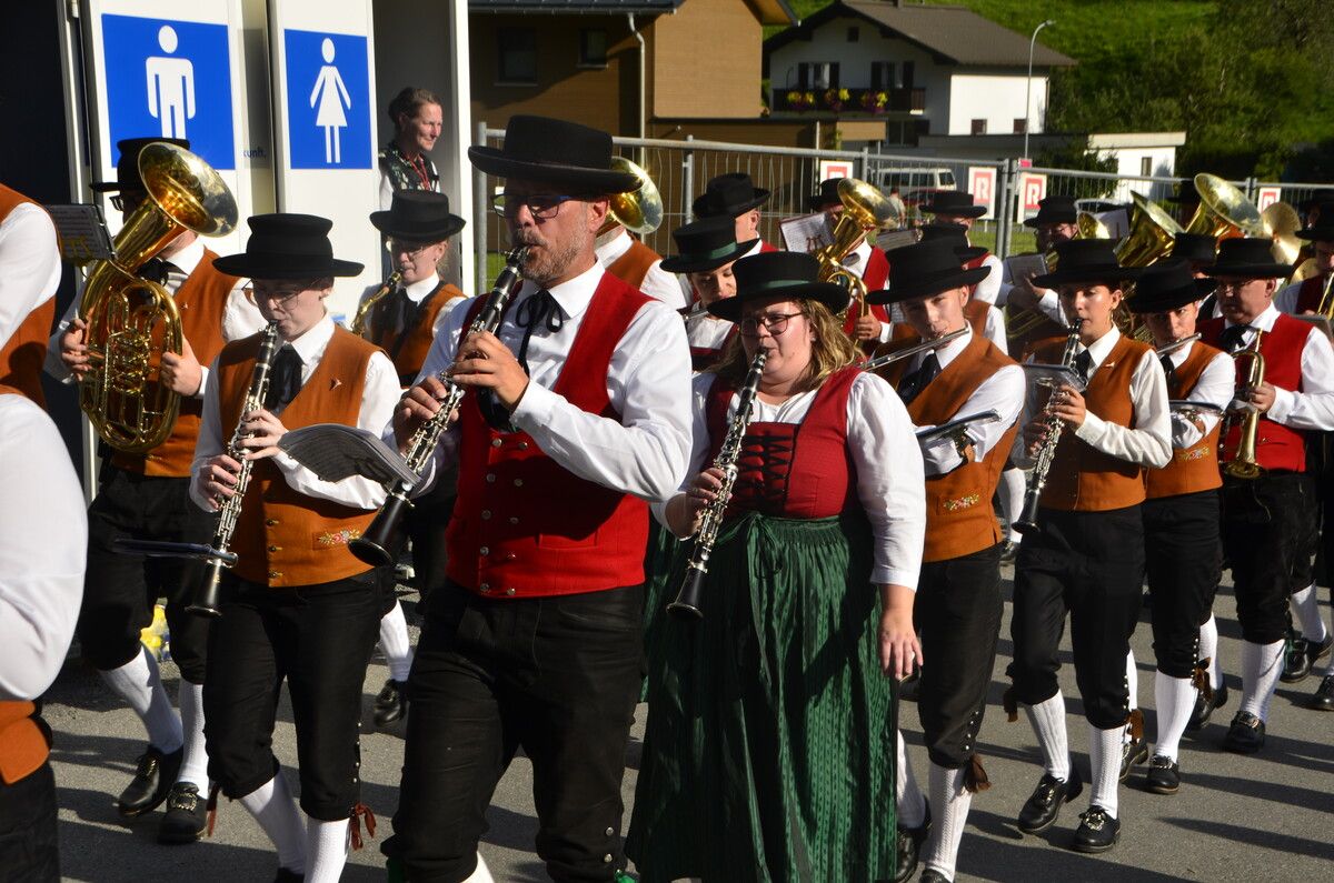 Befreundete Musikkapellen nahmen gerne am Umzug teil.dob (2)