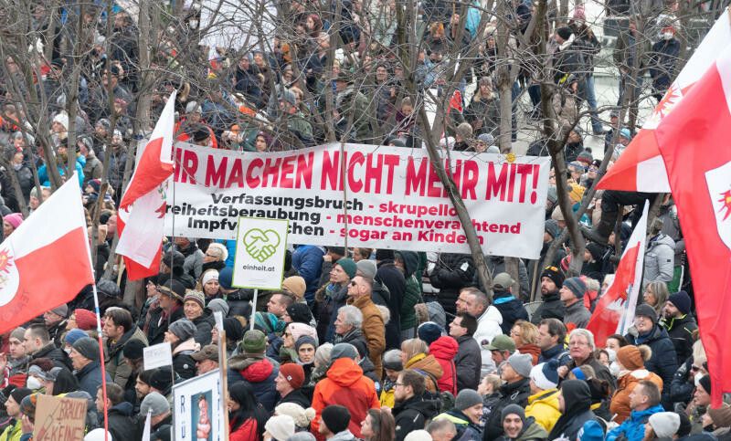 Bei der Anti-Corona-Demonstration in Innsbruck kam es zu einem denkwürdigen Vorfall. apa/zeitungsfoto.at